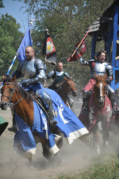 RoundTable Productions brings joust horses to the Michigan Renaissance Festival