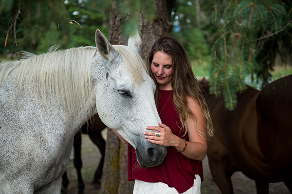 Hillary Schneider retreats horses