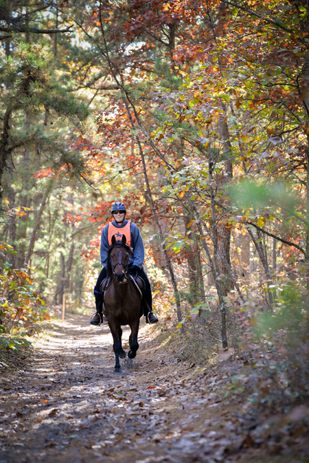 stacey stearns riding john at the jersey devil trail ride