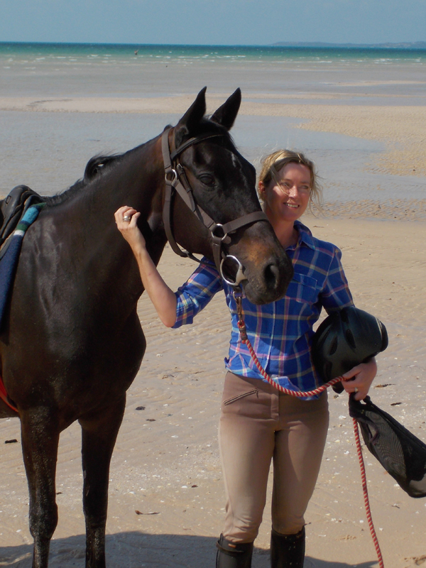 jan norman posing with horse for a portrait on vilankulo beach ride